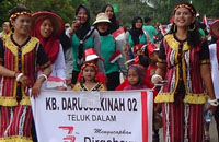 Murid dan guru KB Darus Sakinah desa Teluk Dalam ikut berpartisipasi dalam pawai karnaval di Tenggarong Seberang
