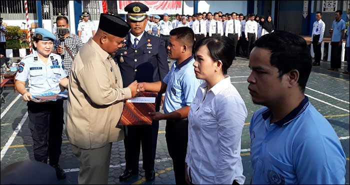 Plt Bupati Kukar Edi Damansyah menyerahkan SK Remisi kepada perwakilan warga binaan Lapas Tenggarong