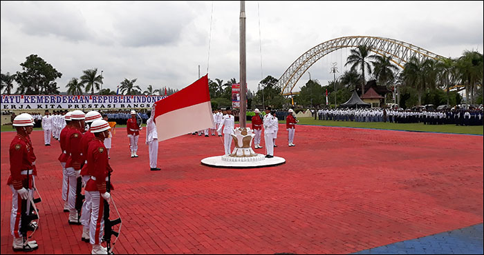 Pengibaran bendera Merah Putih pada upacara peringatan HUT Kemerdekaan RI ke-73 di Tenggarong berjalan sukses dan lancar