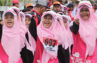 Salah satu regu putri tingkat SD dengan ceria mengikuti lomba gerak jalan