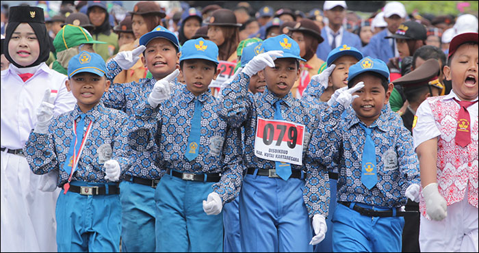 Para peserta Lomba Gerak Jalan tingkat SD/SLTP dengan penuh semangat mengikuti lomba