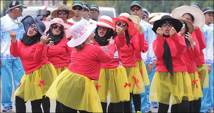 Penampilan regu Zumba Nyak Nanda ikut berpartisipasi menyemarakkan lomba Gerak Jalan kategori Umum di Tenggarong  