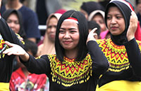 Sejumlah Polwan dari Polres Kukar tampil membawakan tari Gemu Fa Mi Re