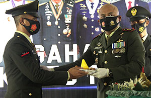 Prajurit termuda di Kodim 0906/Tgr menerima potongan tumpeng dari Dandim 0906/Tgr Letkol Inf Charles Alling