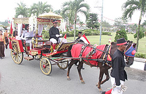 Prosesi kirab bendera Merah Putih dengan menggunakan kereta kuda dari Jam Bentong menuju Kantor Bupati Kukar 