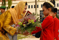 Bupati Kukar Rita Widyasari menerima bunga tangan dari seorang siswa SD usai memimpin upacara peringatan Hari Ibu ke-84