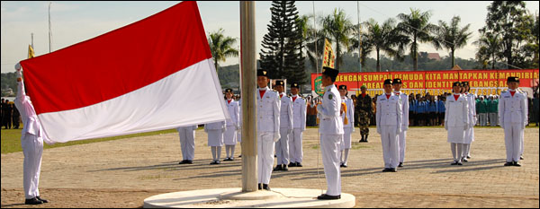 Anggota Paskibra Kukar bersiap mengibarkan bendera Merah Putih pada upacara peringatan Hari Sumpah Pemuda ke-84 di Tenggarong