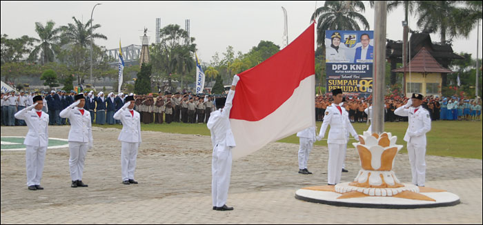 Pengibaran bendera Merah Putih mengawali upacara peringatan Hari Sumpah Pemuda ke-86 di halaman Kantor Bupati Kukar, Tenggarong, Selasa (28/10) kemarin