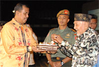 Wabup Kukar HM Ghufron Yusuf memberikan kue ulang tahun kepada Sultan HAM Salehoeddin II