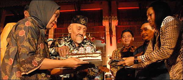 Sultan Kutai HAM Salehoeddin II melakukan pemotongan kue yang kemudian diserahkan kepada Ketua PN Tenggarong H Rasyikin Aziz