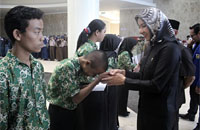 Bupati Rita Widyasari menyerahkan bantuan secara simbolis kepada penyandang cacat yang memiliki keterampilan