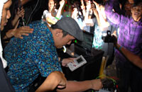 DJ Mr Kick dari Tenggarong memainkan nada-nada pada Game Boy dalam Electronic Party 8 Tahun Radio SwaraMaha