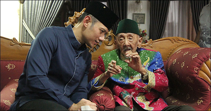 Agus Harimurti Yudhoyono dengan serius mendengarkan wejangan dari Sultan Kutai H Adji Mohd Salehoeddin II di Tenggarong, Senin (11/06) sore