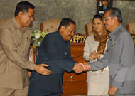 Pj Bupati Sulaiman Gafur menyalami unsur pimpinan DPRD Kukar usai penetapan RAPBD menjadi APBD Kukar 2010