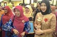 Bupati Rita Widyasarididampingi Kepala BKBP3A Kukar Hj Aji Linda Rodiah tampak sumringah setelah meraih APE tingkat Utama