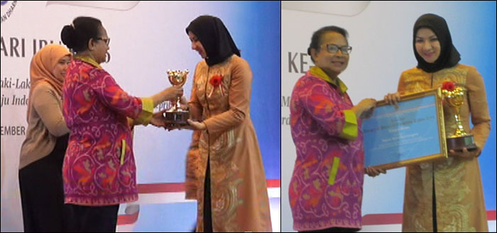 Menteri PPPA RI Yohana Susana Yembise saat menyerahkan trofi dan piagam APE Tingkat Utama kepada Bupati Kukar Rita Widyasari di Jakarta, Kamis (18/12) malam