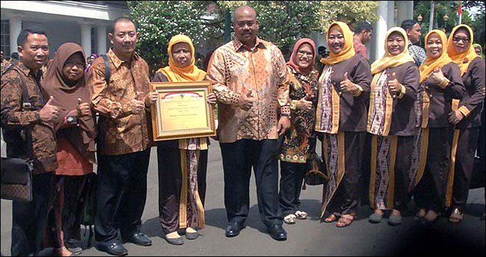 Wabup Kukar Edi Damansyah (tengah) bersama jajaran BKBP3A Kukar usai menerima penghargaan APE 2016 di Jakarta