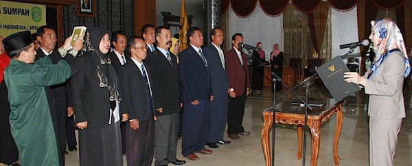 Bupati Rita Widyasari saat melantik pengurus APSI Kukar masa bakti 2012-2017