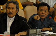 Cabup Awang Dharma Bakti (kanan) didampingi Cabup Sugiyanto mendesak agar KPU Kukar melakukan uji petik