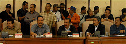 Ketua Timses Edward Azran-Syarhrani, HM Irkham (tengah), menyatakan kecewa dengan ketidaknetralan KPU Kukar dan Panwas dalam Pilkada Kukar 2010