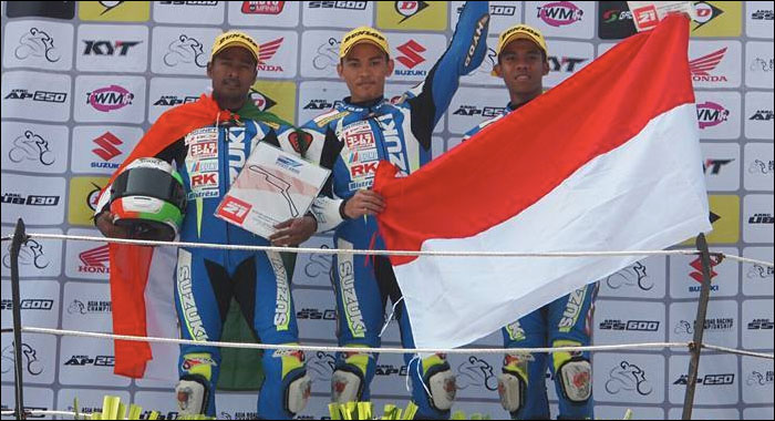 Rizal Feriyadi (kanan) bersama rekannya Jefri Tosema (tengah) berhasil naik podium pada Race 1 kelas SAC ARRC 2016 pada 6 Agustus lalu