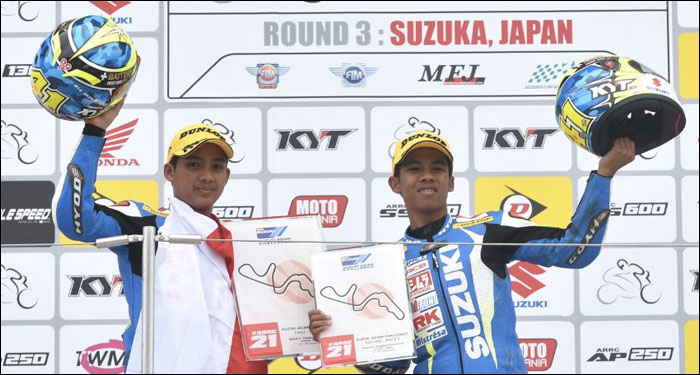 Pebalap muda asal Kaltim, M Sapril (kiri) dan Rizal Feriyadi (kanan) tampil gemilang di Race 2 Suzuki Asian Challenge ARRC 2016 di sirkuit Suzuka, Jepang, setelah finish di posisi pertama dan kedua