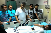 Tim ofisial Suzuki Indonesia saat menjenguk Rizal Feriyadi di RS Buriram, Thailand 