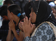 Para pegawaiT3D berdoa bersama dalam aksi damai di Kantor Bupati Kukar tadi siang
