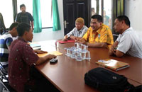 Awang Yacoub Luthman (kemeja kuning) saat melaporkan dugaan pemalsuan surat rekomendasi ke Panwaslu Kukar