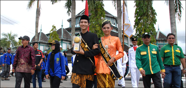 Pawai arak-arakan pembawa piala Adipura saat memasuki halaman Pendopo Odah Etam, Tenggarong