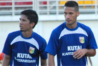 Dua pemain anyar, Ahmad Amiruddin dan Raphael Maitimo, siap diturunkan dalam laga melawan Persisam
