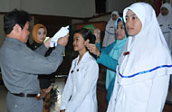 Asisten II Setkab Kukar Hafiedz Anwar memasangkan kap secara simbolis ke kepala salah seorang mahasiswi Akbid Kutai Husada Tenggarong