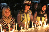 Anggota Polwan ikut berbaur bersama warga menyalakan lilin