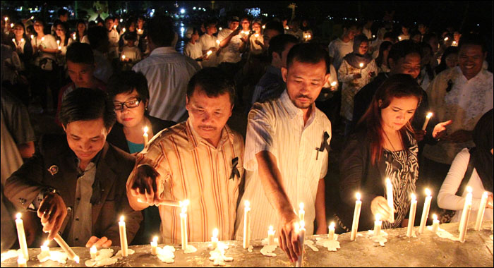 Ratusan warga Kukar menyalakan lilin dalam aksi solidaritas untuk korban bom molotov Gereja Oikumene