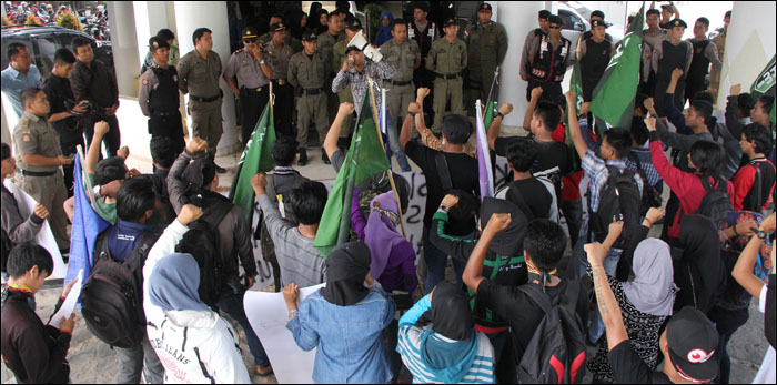 Suasana aksi unjukrasa Aliansi Mahasiswa Kukar di gedung Bappeda Kukar, Tenggarong, Kamis (18/02) siang