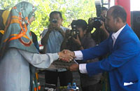Bupati Rita Widyasari menerima dokumen deklarasi Aliansi Ormas Muara Jawa yang disampaikan Ketua DPK KNPI Muara Jawa Ruli Hambrani