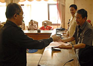 Koordinator APP Kukar H Tursino (kiri) menyerahkan pernyataan sikap mereka kepada Anggota DPRD Kukar H Abdul Wahid Katung