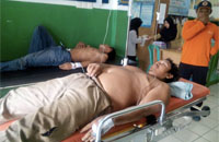 Beberapa korban keracunan makanan saat mendapatkan pertolongan pertama di Puskesmas Sungai Meriam, Anggana, Senin (15/02) kemarin