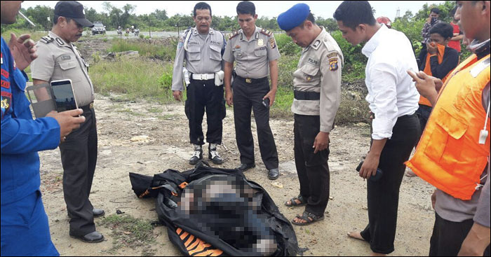 Petugas Polsek Anggana mengamati jasad pria tanpa identitas sebelum dibawa ke RSUD Abd Wahab Syahranie untuk divisum