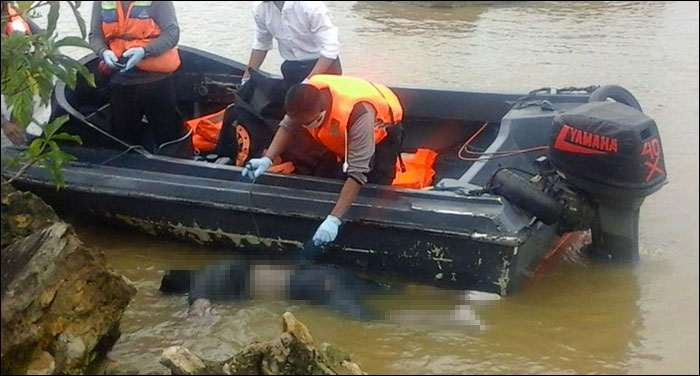 Petugas Polsek Anggana saat mengevakuasi jasad pria tanpa identitas yang ditemukan mengambang di sungai Mahakam