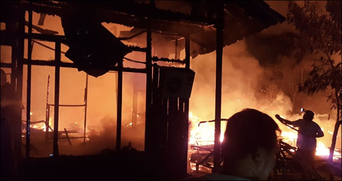 Kebakaran di kawasan Kampung Kajang, Desa Sungai Meriam, Anggana, menghanguskan 5 buah bangunan tempat tinggal