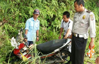 Petugas Polsek Anggana mengamati sepeda motor milik korban yang terlibat dalam kecelakaan maut di jalan poros Kutai Lama