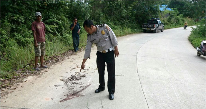Petugas Polsek Anggana menunjuk posisi IRT yang menjadi korban tewas dalam lakalantas di Kutai Lama, Anggana, Senin (04/12} pagi