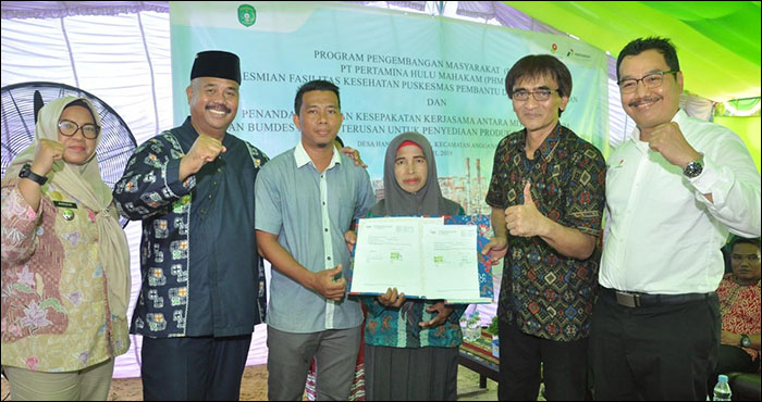 Penandatanganan kerjasama antara BUMDes Handil Terusan dengan mitra kerja PHM disaksikan pula oleh Bupati Kukar Edi Damansyah (kedua dari kiri)