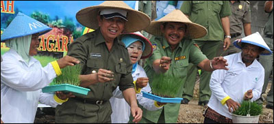 Pj Bupati Kukar Sulaiman Gafur didampingi Kepala Disperta Akhmad Hardi tampak ceria saat memulai pencanangan tanaman padi sawah musim tanam 2010 di Kecamatan Anggana 