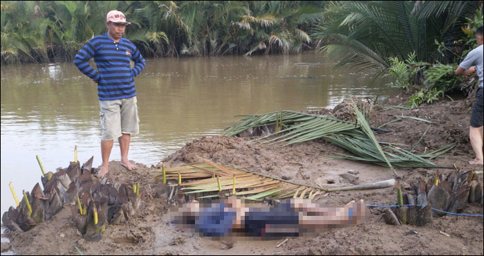 Jasad Muma ditemukan tergeletak di tepi sungai di kawasan Dusun Tanjung Berukang, Desa Sepatin, Anggana