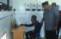 Wabup Edi Damansyah tampak serius mengamati tenaga kerja lokal yang telah dilatih untuk mengoperasikan PLTS Komunal