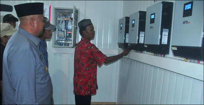 Wabup Kukar Edi Damansyah mengamati ruangan kontrol PLTS Komunal di Dusun Benattin 3, Desa Sepatin, Anggana