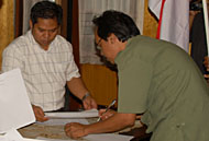 Ketua Tim Seleksi Rekrutmen Panwas Pilkada Kukar, Misran (kiri), memberi kesempatan kepada masyarakat  untuk memberikan tanggapan terhadap nama-nama calon Panwas Pilkada Kukar
