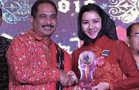 Menteri Pariwisata Arief Yahya menyerahkan trofi Juara I API 2016 untuk Festival Erau kepada Bupati Rita Widyasari